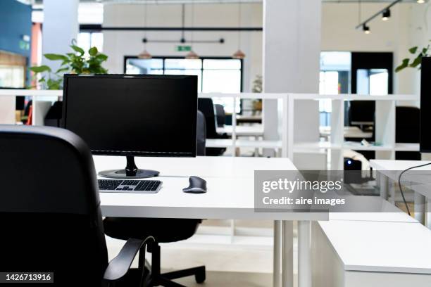 modern office empty early in the morning before employees start time, the place looks clean and tidy. - schreibtisch stock-fotos und bilder