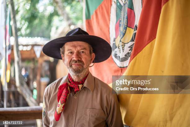 portrait of a gaucho at the farroupilha camp - só um homem 個照片及圖片檔