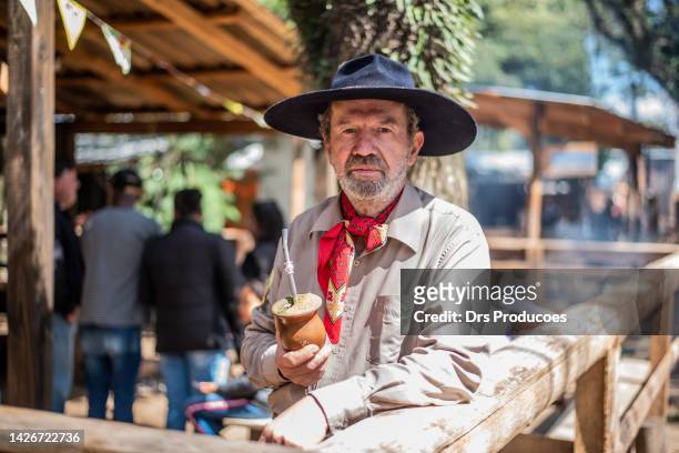 porträt eines gaucho im farroupilha camp - prazer stock-fotos und bilder