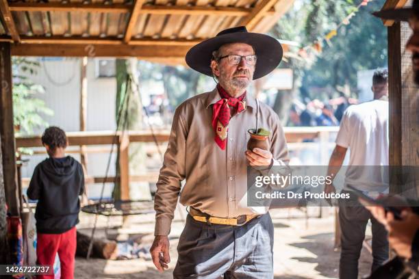 retrato de un gaucho en el campamento de farroupilha - prazer fotografías e imágenes de stock