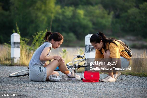 bicycle accident first aid. - primeiros socorros imagens e fotografias de stock