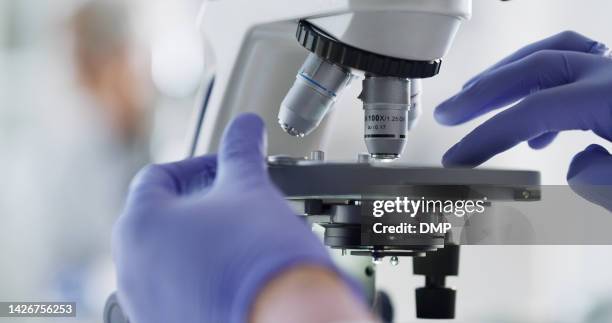 wissenschaft mikroskoplinse, wissenschaftlerhände und laborforschung, medizinische innovation und biologietest. nahaufnahme glasobjektträger, chemieuntersuchung und pharmaexperte mit dna-virus-bakterienanalyse - mikroskop stock-fotos und bilder