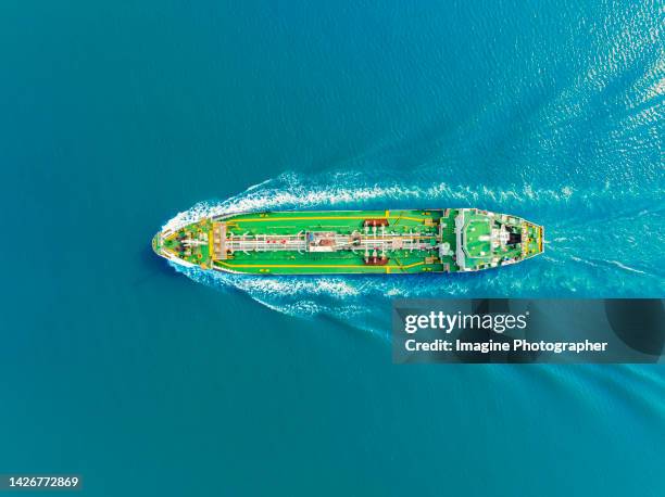 aerial top view, general oil tanker vessels are running hi-speed in the sea. about the import-export business of energy and oil. - oil tanker stock-fotos und bilder