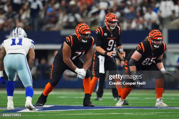 La'el Collins of the Cincinnati Bengals and Alex Cappa get set against the Dallas Cowboys at AT&T Stadium on September 18, 2022 in Arlington, Texas.