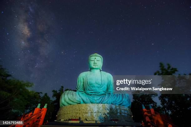 giant buddha and milky way in sky. - kamakura stock pictures, royalty-free photos & images