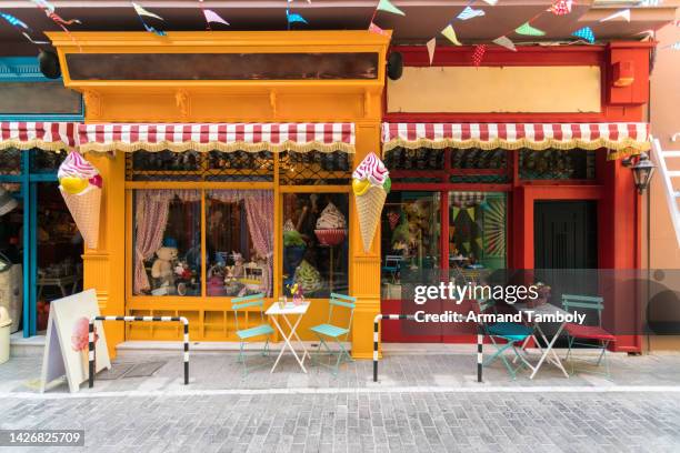 exterior of ice cream parlor - cafeterias en la calle fotografías e imágenes de stock