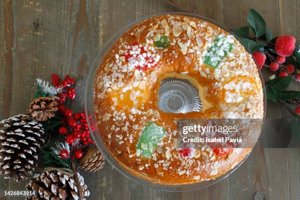 spanish epiphany cake- roscón de reyes - rosca de reyes stockfoto's en -beelden