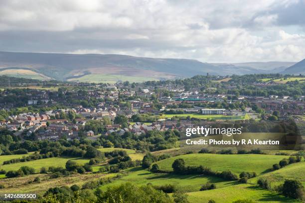 the village of mottram in longdendale and hattersley estate in tameside, greater manchester. - manchester en omgeving stockfoto's en -beelden