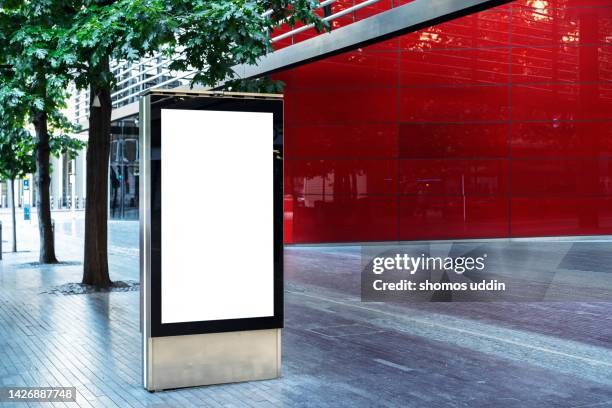 blank digital billboard in london business district - media center foto e immagini stock