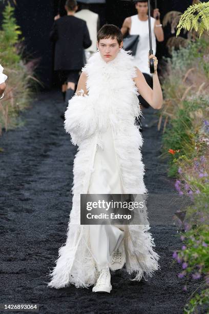 Model walks the runway of the Jil Sander Fashion Show during the Milan Fashion Week Womenswear Spring/Summer 2023 on September 24, 2022 in Milan,...