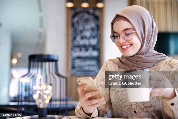 social media influencer - arab and mobile stock pictures, royalty-free photos & images
