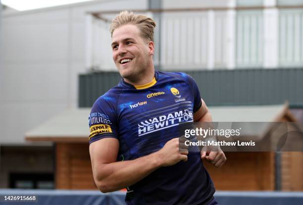 Duhan van der Merwe of Worcester Warriors celebrates scoring their sides second try during the Gallagher Premiership Rugby match between Worcester...