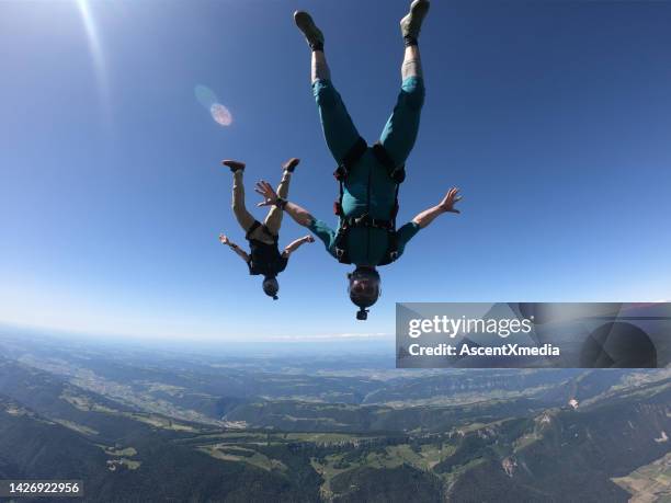 skydivers fall upside down, in aerial flight - adrenaline 個照片及圖片檔