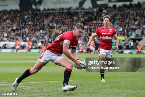 Freddie Steward of Leicester Tigers scores their side's first try during the Gallagher Premiership Rugby match between Northampton Saints and...