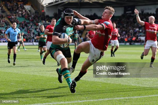 Alex Coles of Northampton Saints scores their side's third try as they fend off Freddie Steward of Leicester Tigers during the Gallagher Premiership...