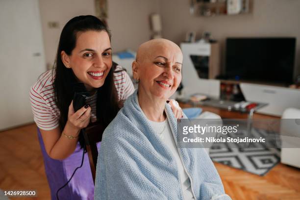 hair cut daughter and mother, chemotherapy - shaved head stock pictures, royalty-free photos & images