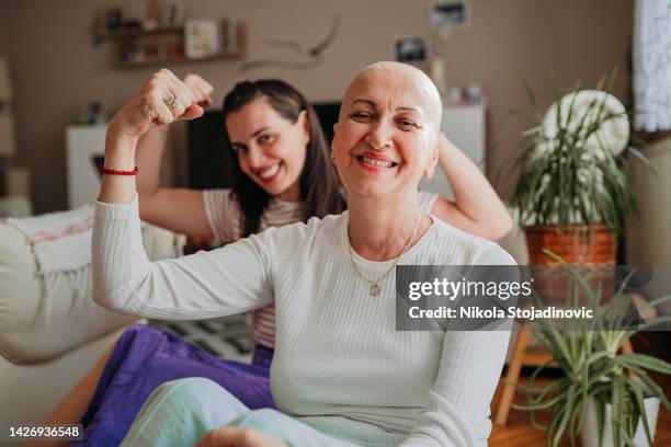 mutter und tochter kämpfen gegen krebs - cancer patient stock-fotos und bilder