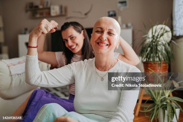 madre e hija luchan contra el cáncer - lucho en familia fotografías e imágenes de stock