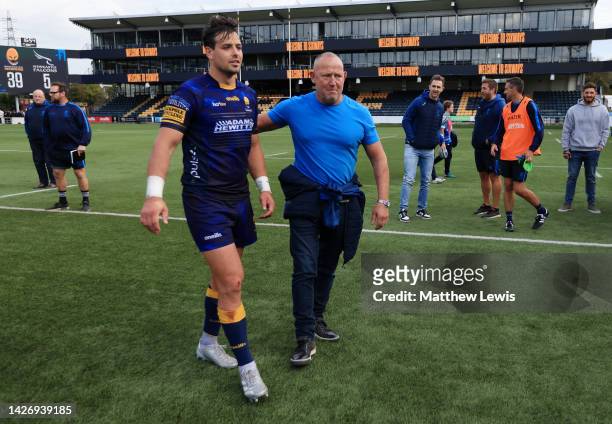 Steve Diamond, Head Coach of Worcester Warriors congratulates Francois Venter following their sides victory in the Gallagher Premiership Rugby match...