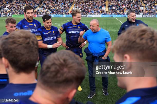 Steve Diamond, Head Coach of Worcester Warriors speaks to their players following their side's victory in the Gallagher Premiership Rugby match...