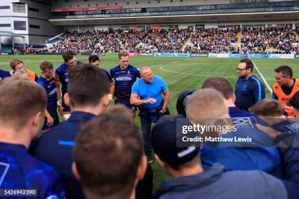 Steve Diamond, Head Coach of Worcester Warriors speaks to their players following their side's victory in the Gallagher Premiership Rugby match...