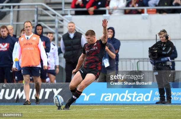 Owen Farrell of Saracens kicks the winning conversion during the Gallagher Premiership Rugby match between Saracens and Gloucester Rugby at StoneX...