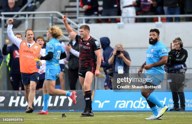 Owen Farrell of Saracens celebrates after kicking the winning conversion during the Gallagher Premiership Rugby match between Saracens and Gloucester...