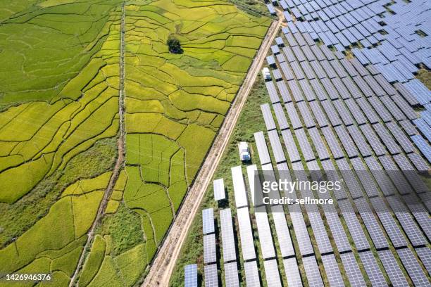 overlooking farm paddy fields and solar farms - low carbon technology stockfoto's en -beelden
