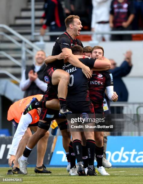 Alex Lewington of Saracens and team mates celebrate with Owen Farrell of after hekicked the winning conversion during the Gallagher Premiership Rugby...