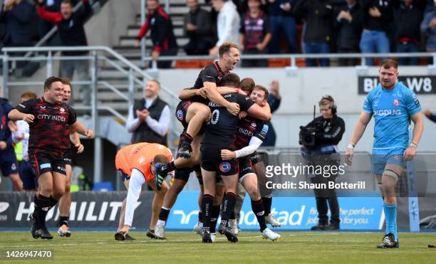 Alex Lewington of Saracens and team mates celebrate with Owen Farrell of after hekicked the winning conversion during the Gallagher Premiership Rugby...