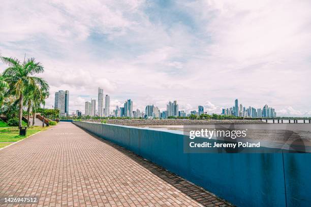 vista grandangolare dello skyline di panama city, panama dal parco las bóvedas - panama city panama foto e immagini stock