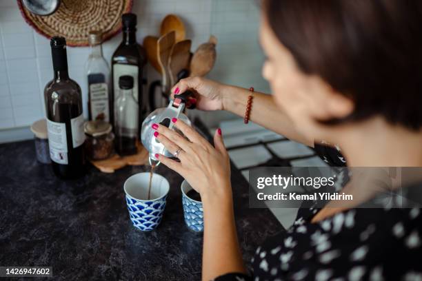 beautiful woman pouring morning coffee in to cup - koffiepot stockfoto's en -beelden