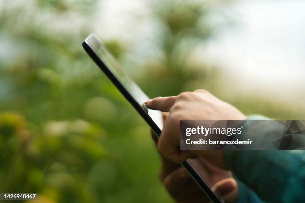 fazendeiro que usa a tabuleta digital - atividade agrícola - fotografias e filmes do acervo