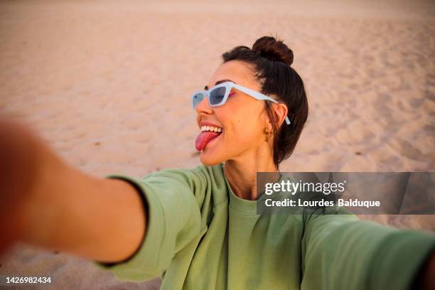 happy woman taking selfie on the beach - beach selfie bildbanksfoton och bilder