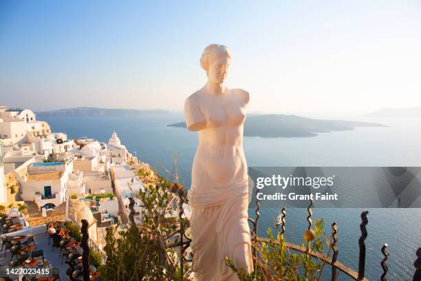 fake statue near ocean - statua di venere di milo foto e immagini stock