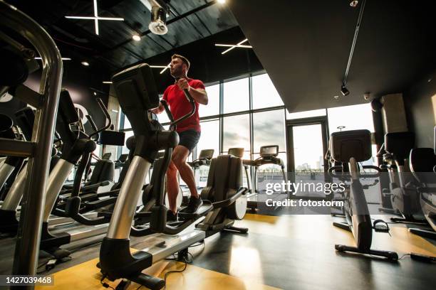 determined athletic man doing a cardio routine - plano geral imagens e fotografias de stock