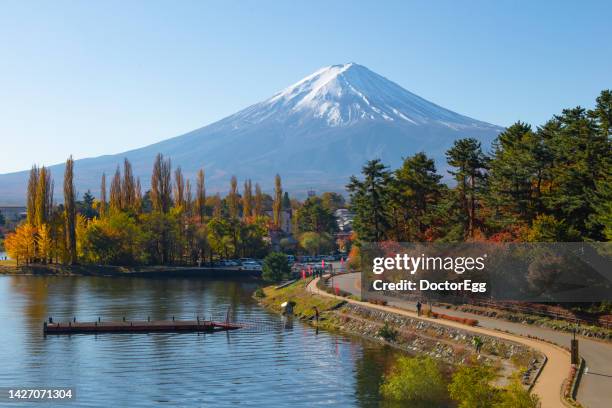 fuji mountain and oike pakr in autumn at kawaguchiko lake, japan - mt fuji ストックフォトと画像