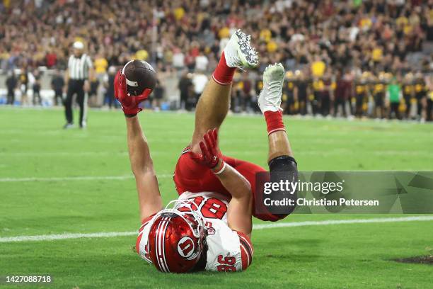 Tight end Dalton Kincaid of the Utah Utes catches a six-yard touchdown reception against the Arizona State Sun Devils during the first half of the...