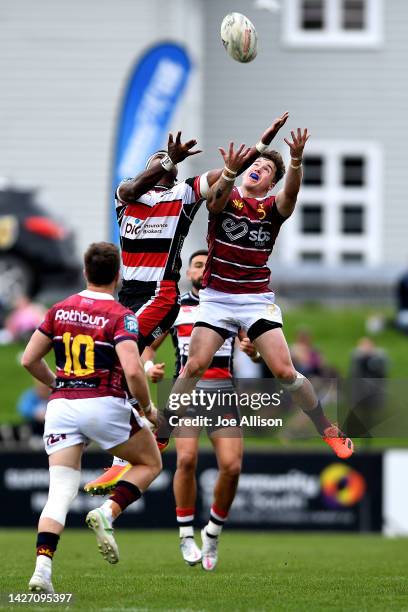 Peniasi Malimali of Counties Manukau and Michael Manson of Southland compete for the ball during the round eight Bunnings NPC match between Southland...