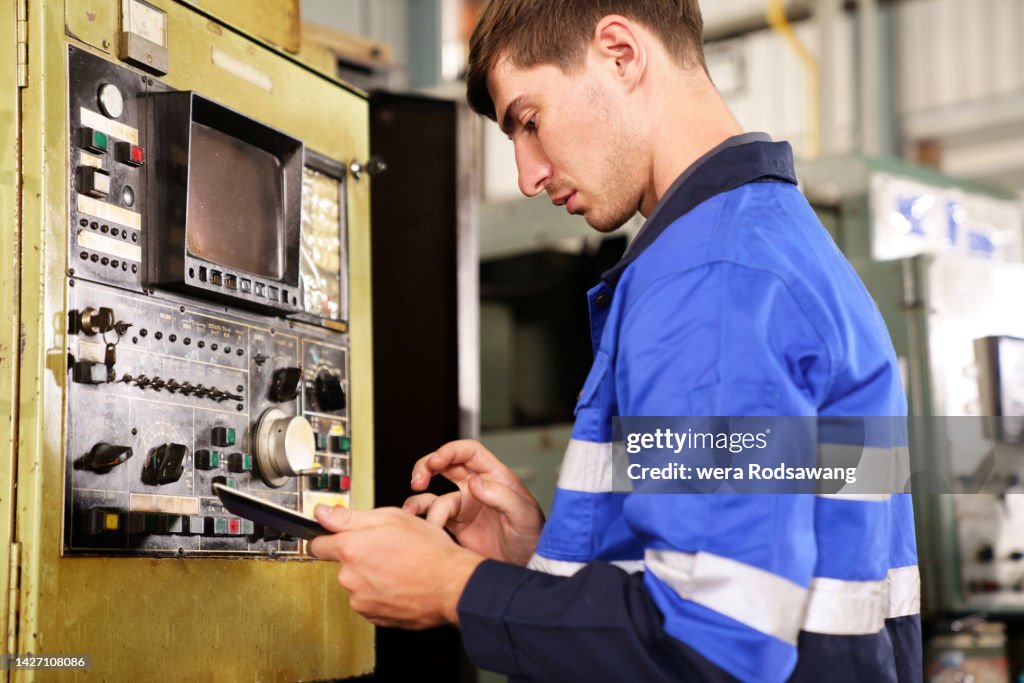 Control Inspect Computer Machinist Inspection Cnc Machines Operating System Using Computer ...