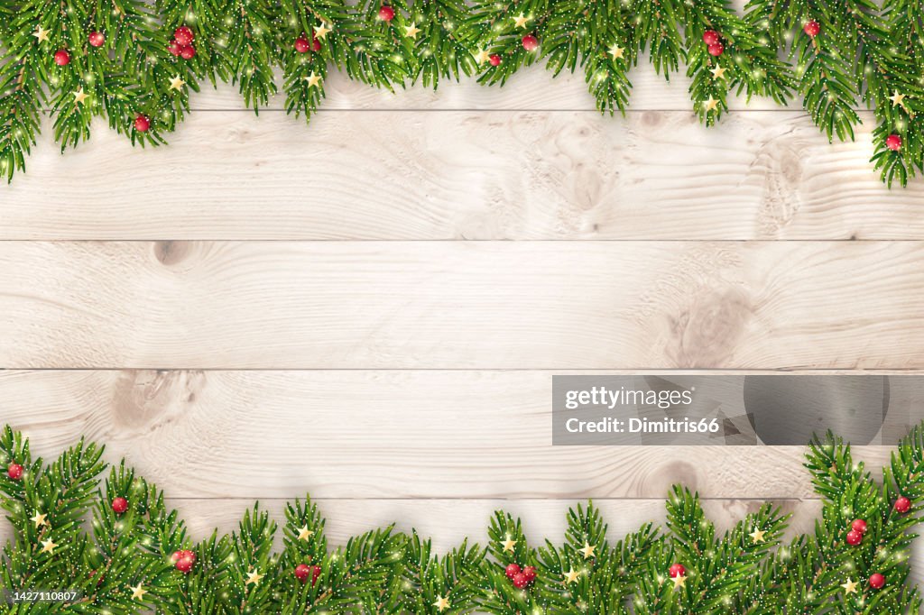 Fundo de Natal e Ano Novo com galhos de abeto, glitter, enfeites de natal e luzes em tábuas de madeira rústica