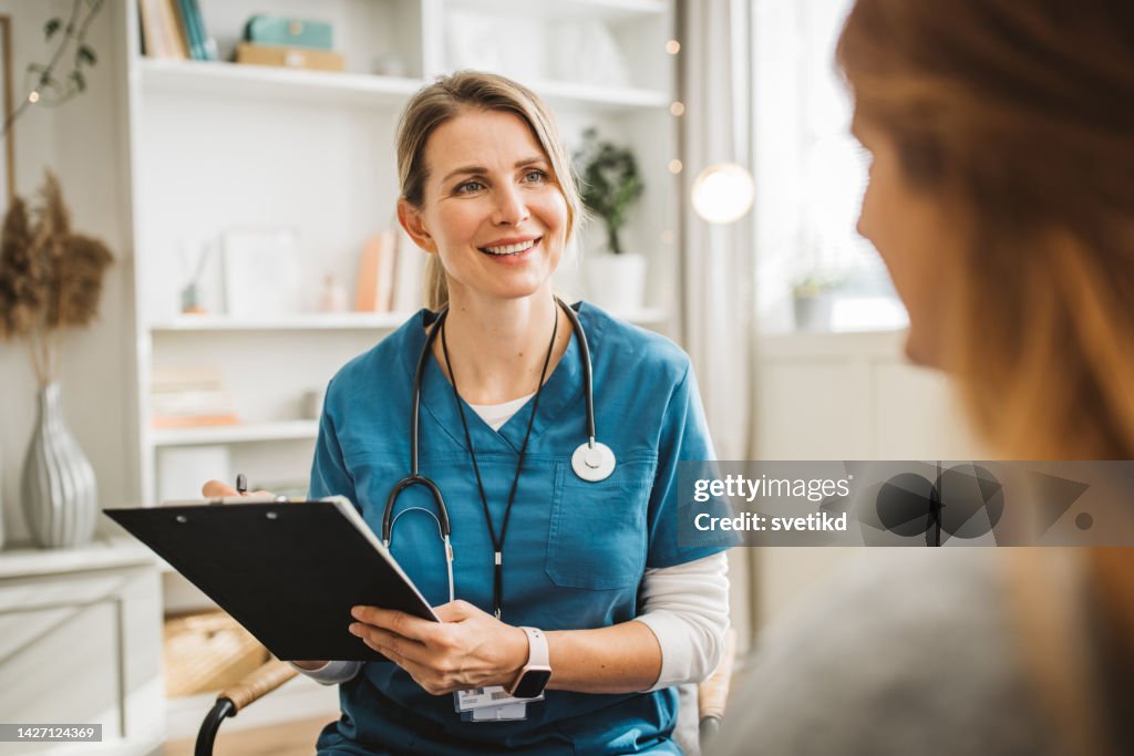 Enfermeira em visita domiciliar para o Natal