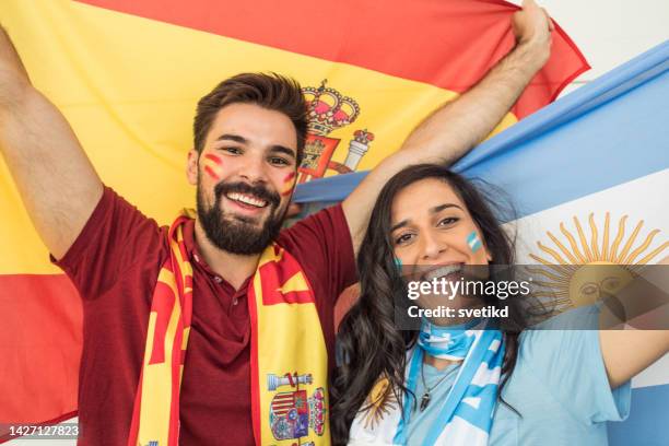 fußball-fans jubeln für nationalmannschaften beim spiel - soccer scarf stock-fotos und bilder