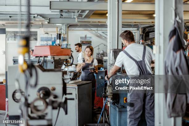 industrielle fabrikarbeiter - trestles stock-fotos und bilder