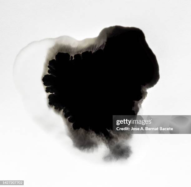 drop of black paint sliding on a blank canvas. - aquarelle sur papier photos et images de collection