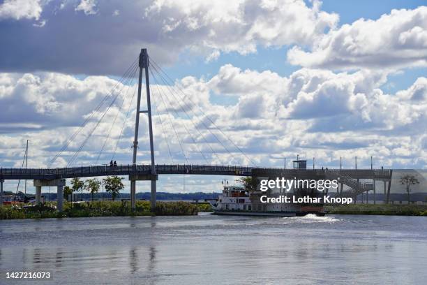 excursion boat under the suspension bridge in the harbor of gizycko / lötzen, poland - gizycko stock pictures, royalty-free photos & images