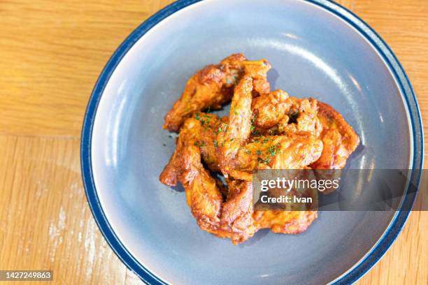 hot spicy baked chicken wings with sweet chili sauce - chicken fingers stockfoto's en -beelden