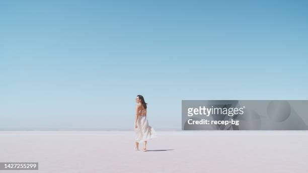 joven turista caminando sobre sal blanca en salt lake türkiye - traje azul fotografías e imágenes de stock