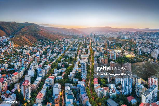 beautiful sunset above tbilisi urban skyline - tbilisi photos et images de collection