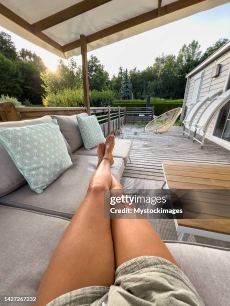 pov de femme se relaxant sur un canapé extérieur dans un mobil-home - mobile home photos et images de collection